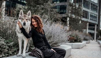 Známé osobnosti tváří tvář vlkům. Dojemný projekt každoročně podporují známé české i slovenské osobnosti