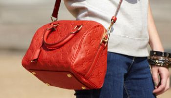 Louis Vuitton přichází s novinkou – kabelka Speedy Bandoulière 25 Monogram Empreinte je malá, ale překvapivě prostorná!