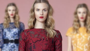 Pre-fall 14 Lela Rose představuje britskou eleganci v podobě koktejlek a zkrácených kahot