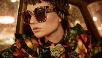 Modelka Ellen de Weer v brýlích značky Gucci ala 80. léta