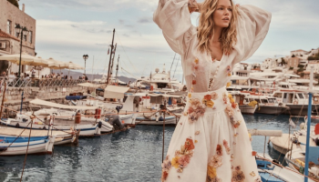 Anna Ewers září v nejnovější kampani značky Zimmermann. Kromě elegantně-kouzelné módy představuje i krásy Řecka