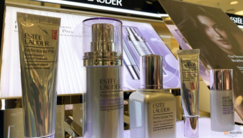 Značka Estée Lauder po obvinění z rasismu stahuje určité produkty z prodeje