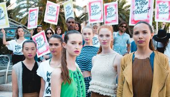 Módní kampaň Fashion Revolution vám prozradí #whomademyclothes