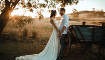 Letní romantické svatby při západu slunce