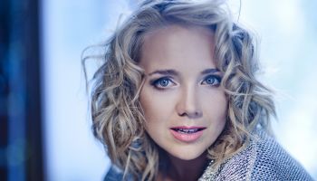 od 17. Srpna Lucie Vondráčková a její Kousek štěstí na letním unplugged turné