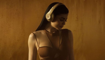 Kylie Jenner v kampani na sluchátka Beats v designu značky Balmain