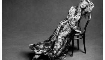 Reklamní kampaň podzimu značky Alberta Ferretti obohatila Kate Moss