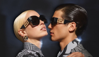 Mladá modelka Fien Kloos se opět stala tváří kampaně značky Versace