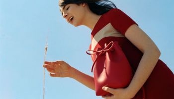 Hari Nef je novou tváří značky Mansur Gavriel