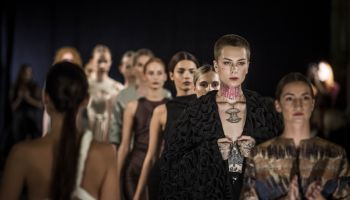 Na přehlídce českých návrhářů zazářila topmodelka a tvář domu Gucci Bára Fialová