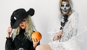 Nejlepší halloweenské kostýmy od Hailey Bieber až po Harryho Stylese