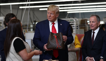 Donald Trump při otevření nové továrny Louis Vuitton v Texasu