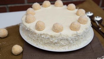Oslava v zimě? Zkuste upéct vlastní Raffaello dort!