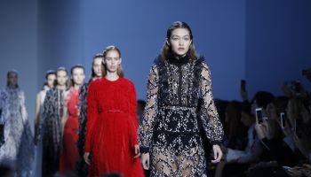 Květiny a kožešiny u Giambattisty Valli