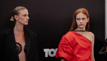 Návrháři Michael Kováčik i Dominika Kozáková pražskému týdnu módy představili dvě diametrálně odlišné kolekce. V obou případech však hlavní roli hrají ženy plně vytížené, silné a přitom citlivé zároveň
