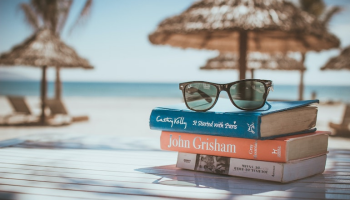 Jaké knihy si musíte vzít s sebou na dovolenou? Máme pro vás hned 4 skvělé tipy s recenzemi