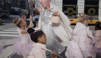 Prázdninová kampaň značky Kate Spade v podání asijské modelky