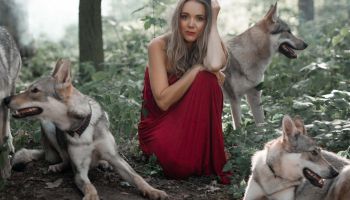 Lucie Vondráčková nafotila kalendář s vlky
