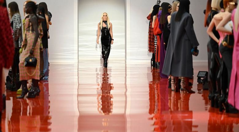 Milan Fashion Week: Módní dům Versace předvedl kolekci plnou latexu a korzetů
