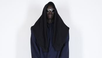 Balenciaga na pařížském týdnu módy: Pařba v Paříži v jarní kolekci 2021