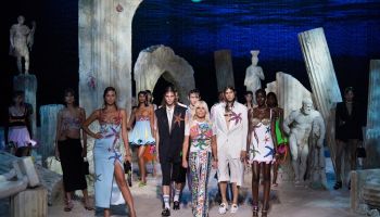 Versace se v nostalgické kolekci ubírá pod hladinu moře