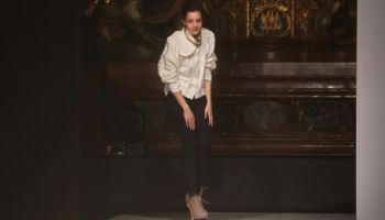 Zhanna Belskaya předvedla kolekci, která sbližuje současné umění a folklór