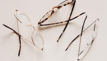 Obroučky brýlí nemusí být jen rutinní záležitostí, najděte takové, které podtrhnou váš celkový outfit