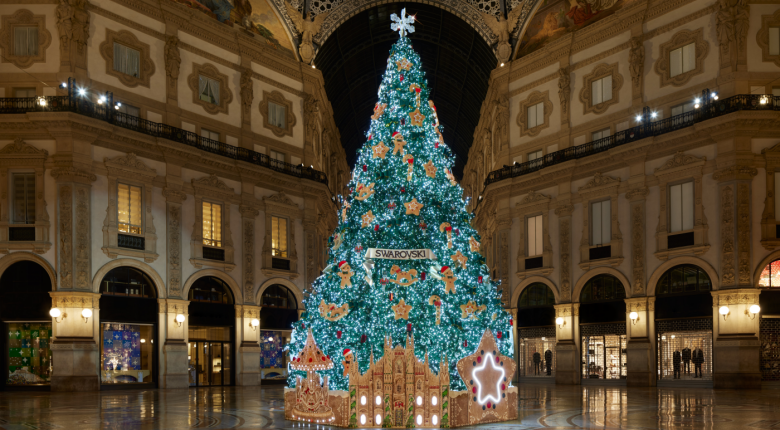 Vánoční strom Swarovski se vrací do Milána se svým ohromujícím třpytem