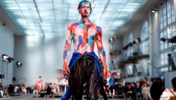 Alexander McQueen kolekce Jaro 2019 připomíná slavného figurativního malíře