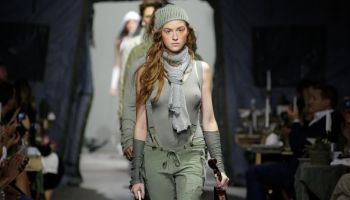 Greg Lauren a jeho otrhaná trika, boyfriend kalhoty a šněrovací šaty RTW SS 2015