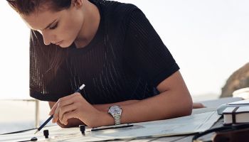 OMEGA hodinky v kampani s Alessandrou Ambrosio na pláži