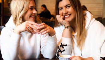 Mariana Prachařová a Helena Navrátilová jako oblíbené podcasterky „Sarkastickýho kafe“. Co na sebe prozradily ze svého soukromí?