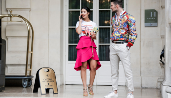 Jak se oblékli návštěvníci pařížských Couture přehlídek?