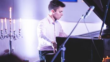 Mladý klavírista Pavel Vondráček vyráží na turné po českých městech