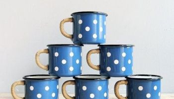 Kávu, capuccino, čaj i čokoládu, prosíme. Do plecháčku!