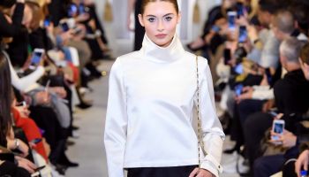 Brandon Maxwell představil kolekci zahalenou do černo-bílých odstínů