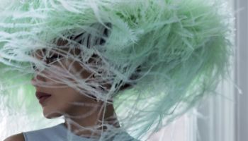 Krásná Bella Hadid zapózovala v Haute Couture šatech pro Harper's Bazaar
