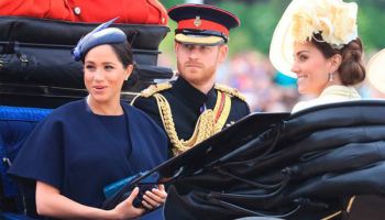 Meghan Markle poprvé po porodu vystoupila na veřejnosti při slavnostním ceremoniálu a oblékla si Givenchy