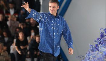 Raf Simons opouští módní dům Dior. Kdo bude novým kreativním ředitelem?