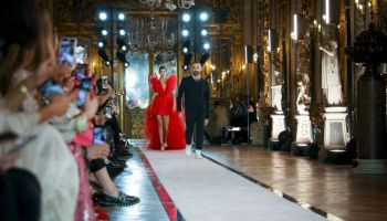 Giambattista Valli ukázal to nejlepší spojení punku a haute couture ve spolupráci s H&amp;M
