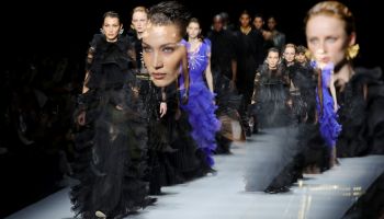 Alberta Ferretti se s podzimní kolekcí vrátila do osmdesátých let