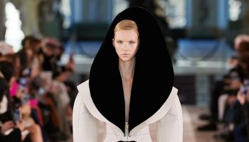Brilantní kolekce módního domu Schiaparelli uchvátila Paříž