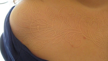 Toužíte po tetování? Bílé tetování vám udělá z těla krajku!
