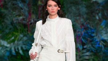 Alberta Ferretti se zaměřila na denní outfity ve spojení s lehkou výstředností