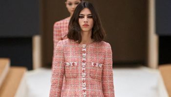 Svěží letní přehlídku Chanel zahájila monacká princezna Charlotte na koni