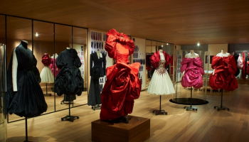 V Londýně je otevřena nová výstava Alexandera McQueena s názvem ‚Roses‘