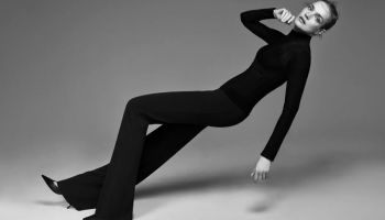 Kolekci ZARA X NARCISO RODRIGUEZ v aerodynamických pózách nafotila ruská modelka Natalia Vodianova