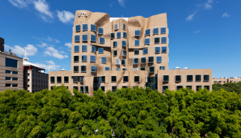 Frank Gehry nechal svůj podpis na univerzitě v Sydney