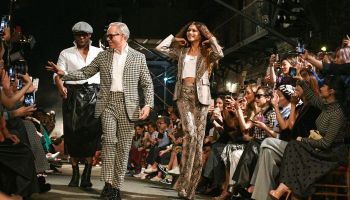Tommy Hilfiger a Zendaya proměnili harlemské divadlo v sedmdesátkovou párty