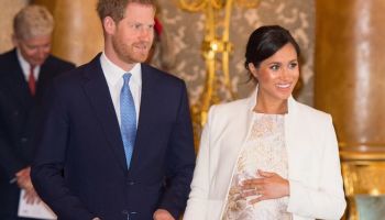 Meghan Markle oblékla brokátové těhotenské šaty